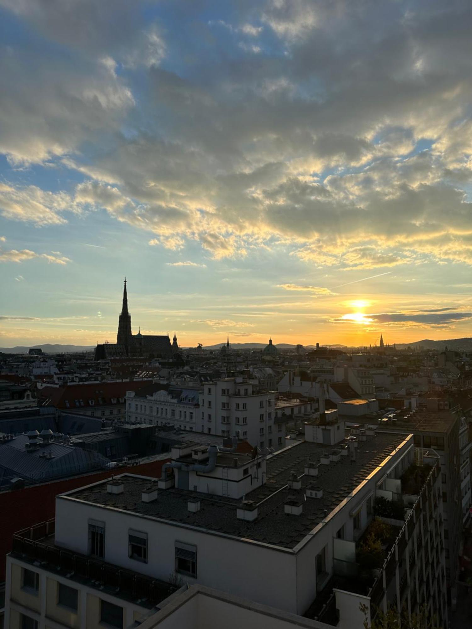 Center Apartment With 360° Rooftop Wien Eksteriør bilde