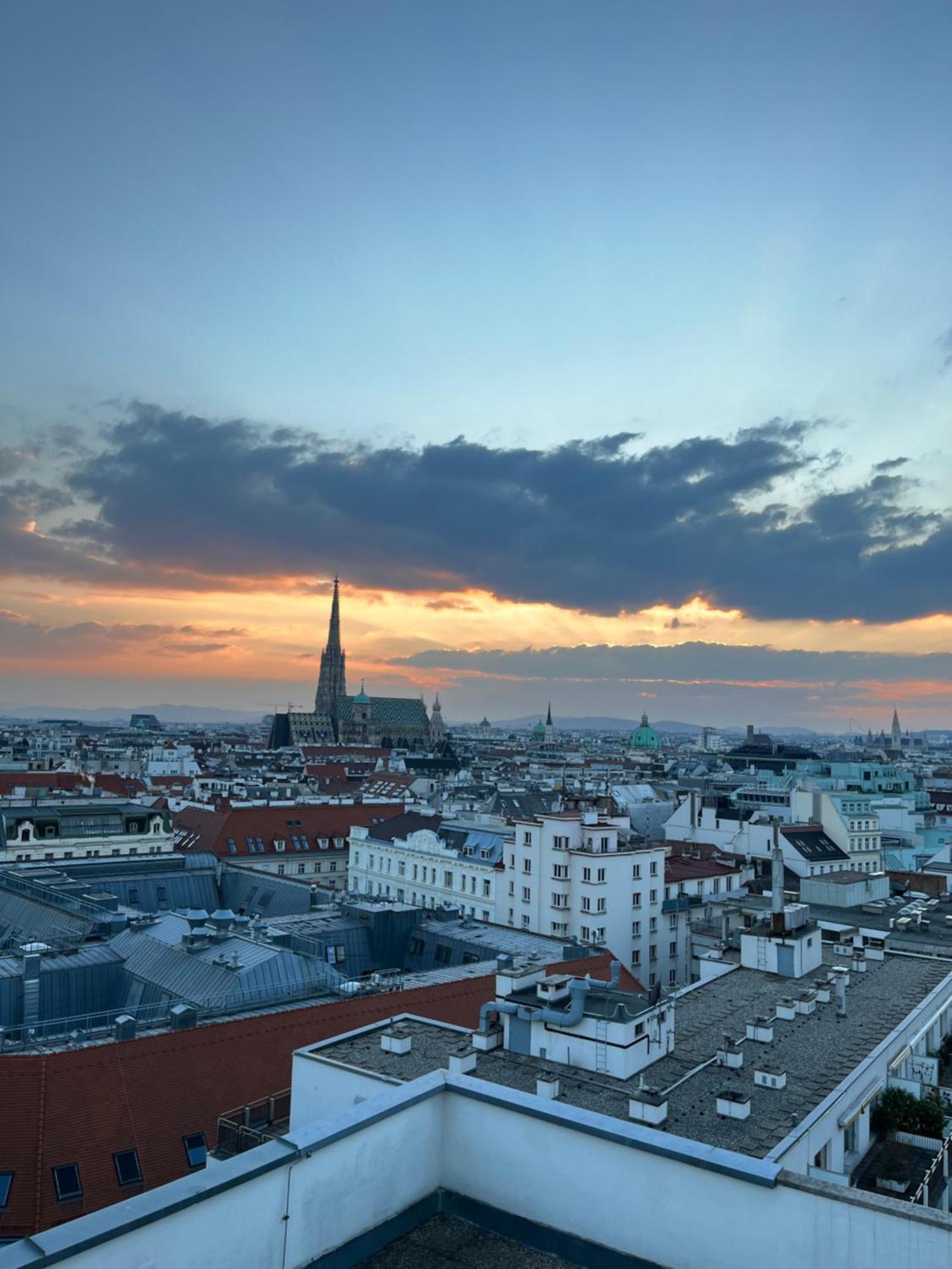 Center Apartment With 360° Rooftop Wien Eksteriør bilde